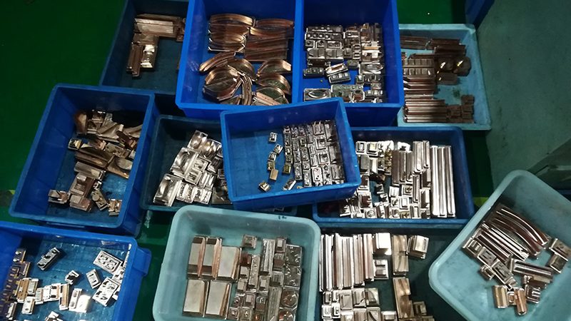厨电外壳压铸模具：尺寸分类解析**